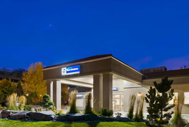 Die Fassade des Best Western Hotels erstrahlt unter einem tiefblauen Himmel, umgeben von gepflegten Pflanzen und Steinen.