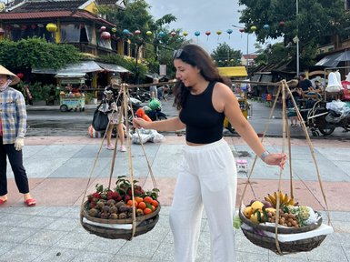 Mädchen trägt frisches Obst in den Straßen von Hoi An – Vietnam Familienreise