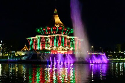 Die farbenfroh beleuchtete Darul Hana Musical Fountain in Kuching – Malaysia & Borneo Familienreise