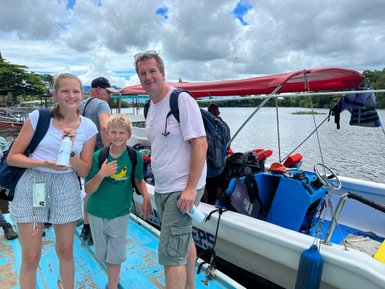 Familie bereitet sich auf Bootsfahrt in der Drake Bay vor – Costa Rica mit Kindern