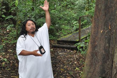 Ein Lacandona-Indianer zeigt Pflanzen im dichten Regenwald der Selva Lacandona – Mexiko mit Kindern