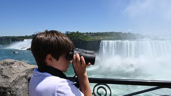 Junge mit Fernglas bei Niagarafällen - Ostkanada mit Kindern