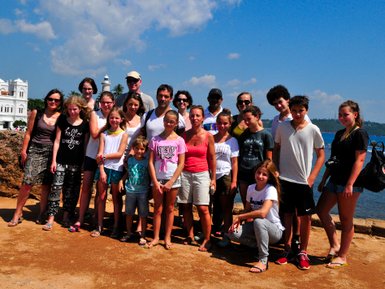 Reisegruppe posieren für ein Erinnerungsfoto im Galle Fort – Sri Lanka Reise mit Kindern