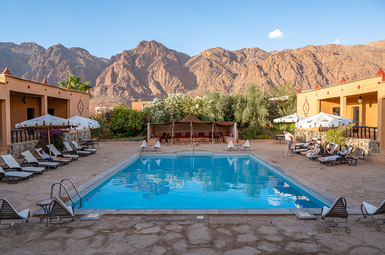 Blick auf den Pool bei Auberge Kasbah – Marokko Familienurlaub