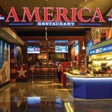 Das Amerika-Restaurant in Las Vegas bietet eine einladende Atmosphäre mit bunten Wänden und einem hellen Eingang.