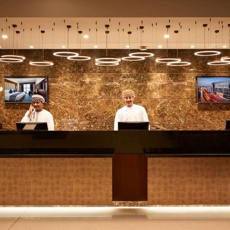 Empfangsbereich der Rezeption im Royal Tulip Muscat Hotel – Oman mit Kindern