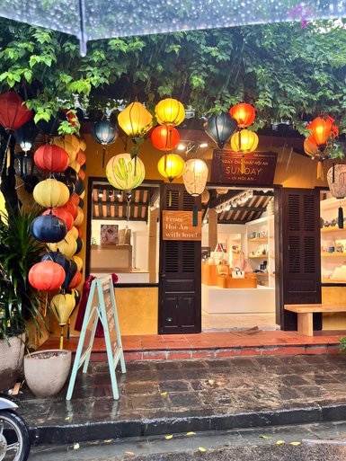 Bunte traditionelle Laternen in einem Shop in Hoi An – Vietnam Familienreise