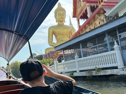 Fahrt im traditionellen Longtailboot mit Blick auf Buddha Statue – Thailand mit Kindern