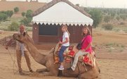Mutter mit Kind auf Kamel - Indien for family - Indien mit Kindern