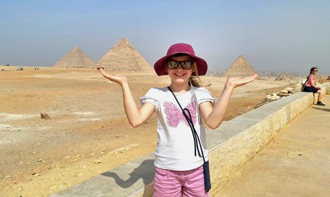 Mädchen blickt auf die Pyramiden von Gizeh in Kairo – Ägypten Reise mit Kindern