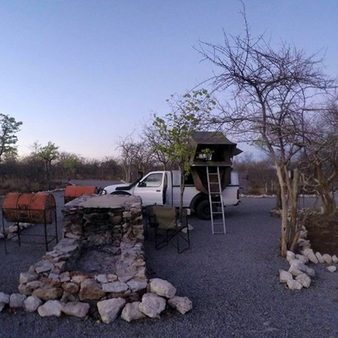 Außenbereich Etosha Safari Camp - Namibia mit Kindern