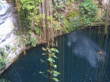 Blick auf die Cenote Sagrado bei Chichén Itzá – Mexiko Reise mit Kindern
