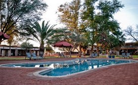 Poolbereich Kalahari Anib Lodge - Namibia Urlaub mit Kindern
