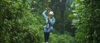 Mädchen genießt die aufregende Zipline-Fahrt im Costa Rica Regenwald – Costa Rica mit Kindern