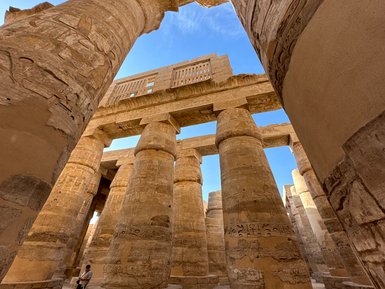 Imposante Steinsäulen ragen in die Höhe im Karnak-Tempel – Ägypten Reise mit Kindern