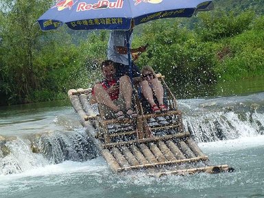 Wasserspaß während einer Bambusfloßfahrt auf dem Yulong-Fluss – China Reise mit Kindern