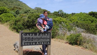 Mutter mit zwei kleinen Kindern am Aussichtspunkt im Kap der Guten Hoffnung – Garden Route Reise mit Kindern