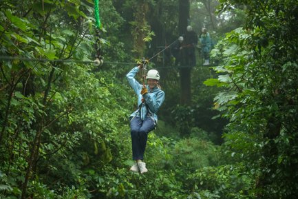Mädchen genießt die aufregende Zipline-Fahrt im Costa Rica Regenwald – Costa Rica mit Kindern