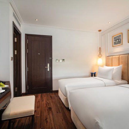 Der elegante Deluxe-Zimmer im Soleil Boutique Hotel bietet zwei komfortable Betten und moderne Annehmlichkeiten.