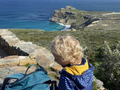 Junge blickt auf die Landschaft am Kap der Guten Hoffnung – Südafrika Familienreise