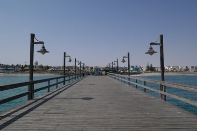 Bootssteg in Richtung Land - Namibia mit Jugendlichen