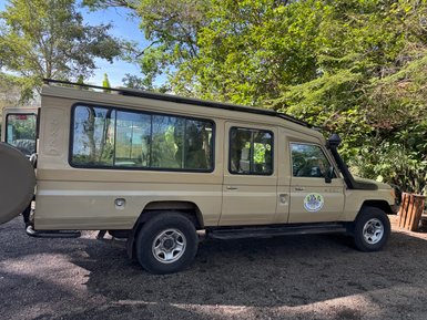 Safari-Jeep unterwegs im Tarangire-Nationalpark – Tansania mit Kindern