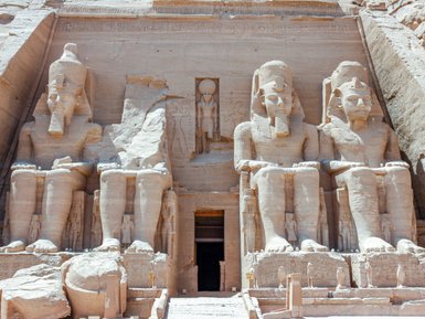 Die imposante Fassade des Abu Simbel-Tempels zeigt riesige Statuen, die majestätisch im Sonnenlicht sitzen.