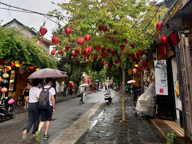 Nasse Straße und Regen in der Altstadt von Hoi An – Vietnam Familienreise