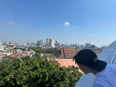 Kind blickt über die Dächer Bangkoks vom Golden Mount aus – Thailand mit Kindern