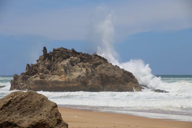 Mächtige Felsformationen am Strand bei Knysna – Garden Route mit Kindern