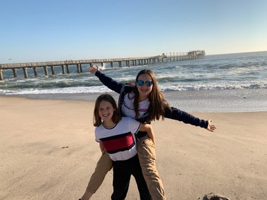 Zwei Kinder stehen am Strand - Namibia mit Jugendlichen