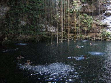 Blick auf eine Cenote nahe der Maya-Ruinen von Chichén Itzá – Mexiko mit Kindern