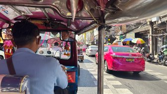Bunte Tuk-Tuks unterwegs durch die engen Gassen – Thailand mit Kindern