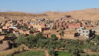 Traditionelles Dorf Aït Ben Haddou umgeben von Palmen – Marokko Familienreise
