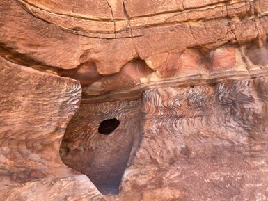 verschiedene Erdschichten Felsenstadt Petra - Jordanien Urlaub mit Kindern