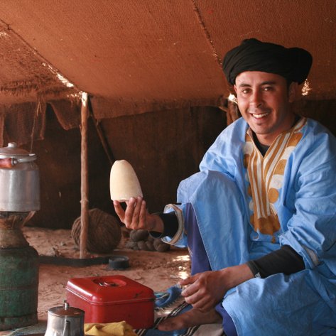 Beduine präsentiert Zucker für den marokkanischen Tee in einem Zelt in der Sahara – Marokko mit Kindern