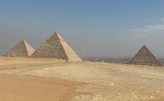 Die drei Pyramiden von Gizeh in der Wüste von Kairo – Ägypten Reise mit Kindern