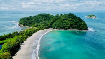 Bucht mit türkisblauem Wasser im Nationalpark Manuel Antonio – Costa Rica Familienreise