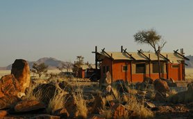 Außenansicht Wüsten Camp - Namibia mit Jugendlichen