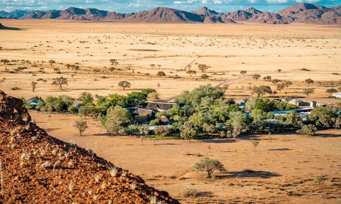 Außenansicht Namib Desert Lodge - Namibia mit Jugendlichen