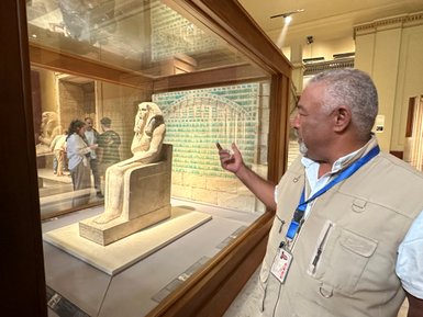 Reiseleiter erzählt über Pharao Djoser im Alten Ägyptischen Museum in Kairo - Ägypten Reise mit Kindern
