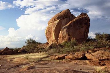 Ein großer Felsen ist in der Mitte durchtrennt - Namibia Familienurlaub