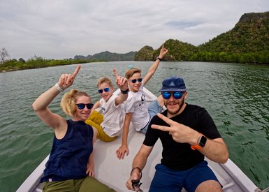 Familie nimmt ein Selfie während einer Bootstour durch Langkawi – Malaysia & Borneo Familienreise