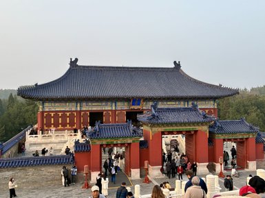 Der Himmelstempel in Peking zeigt eine beeindruckende Architektur mit blauen Dächern und bunten Verzierungen, umgeben von Besuchern.
