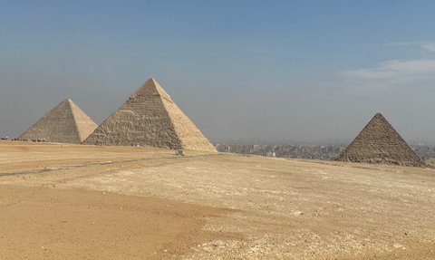 Die drei Pyramiden von Gizeh in der Wüste von Kairo – Ägypten Reise mit Kindern
