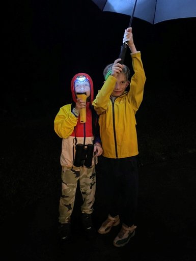 Kinder erkunden den Regenwald bei Nacht mit Taschenlampen – Costa Rica Reise mit Kindern