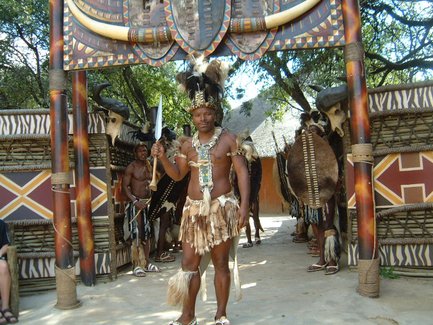 Einheimischer Mann trägt traditionelle Kleidung im Lesedi Cultural Village – Südafrika Familienreise