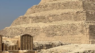 Die historische Stufenpyramide von Sakkara – Ägypten Reise mit Kindern