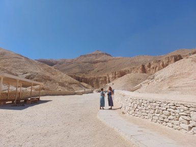 Zwei Frauen erkunden das Tal der Könige in Luxor – Ägypten Reise mit Kindern