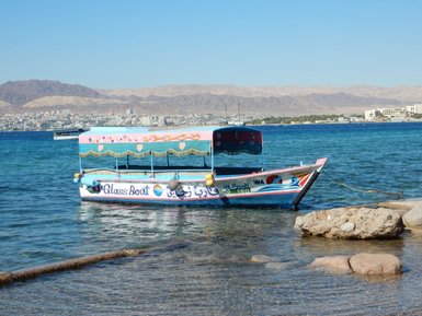 Boot im Wasser - Jordanien Reise mit Kindern